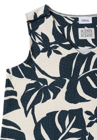 Top beige sans manches avec imprimé de feuilles tropicales bleu foncé et étiquettes indiquant "CECIL" et "SCENTS of Salt & Fresh Pine."