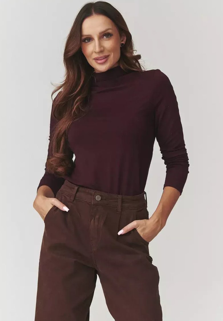 Bordowy, długi rękaw golf, połączony z brązowymi spodniami o wysokim stanie, z bocznymi kieszeniami i gładką, dopasowaną fakturą.