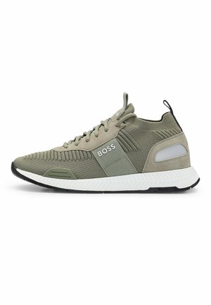 Olivengrøn strikket sneaker med ruskind detaljer, hvid tekstureret sål, sort ydersål, snørelukning foran og "BOSS" logo på siden.