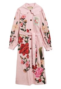 Ροζ παλτό με μακριά μανίκια και ζώνη, με κυματιστό γιακά, καφέ κουμπιά και μεγάλα κόκκινα, ροζ και κρεμ λουλουδένια σχέδια, με ρεφλέξ Barbour Farm Rio.