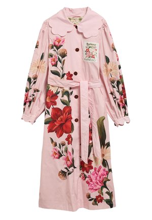 Ροζ παλτό με μακριά μανίκια και ζώνη, με κυματιστό γιακά, καφέ κουμπιά και μεγάλα κόκκινα, ροζ και κρεμ λουλουδένια σχέδια, με ρεφλέξ Barbour Farm Rio.
