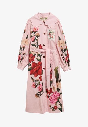 Rózsaszín, hosszú ujjú, öves kabát hullámos nyakkal, barna gombokkal és nagy, piros, rózsaszín és krémszínű virágmintákkal, Barbour Farm Rio felvarróval.