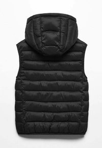 Schwarze Pufferweste mit Kapuze, ausgestattet mit einem gesteppten Design und horizontalen Nähten. Glatte Textur, leichte Isolierung, keine zusätzlichen Akzente.