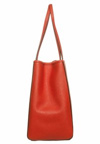 Sac tote en cuir rouge avec une texture lisse, un dessus arrondi et deux poignées plates. Le sac a un design minimaliste sans fermetures visibles.