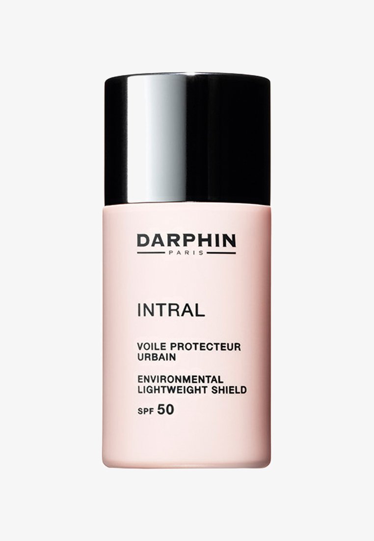 Flacon Darphin Intral SPF 50, en forme cylindrique, en plastique rose avec un capuchon noir, étiqueté "Bouclier Léger Environnemental", avec du texte blanc.