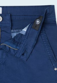 Pantalones azul marino con cremallera, cierre de botón, cinturilla elástica y bolsillo interior de denim. Textura suave y costuras duraderas.