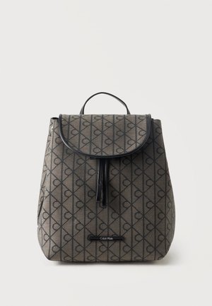 Sac à dos marron Calvin Klein avec motif géométrique noir, bordure noire, poignée supérieure, rabat avant et fermeture à cordon.