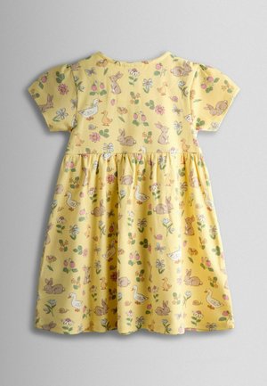 Dzeltens kokvilnas kleita ar īsām piedurknēm, uz auduma ir ziedu raksts un ilustrācijas ar zaķiem un pīlēm.