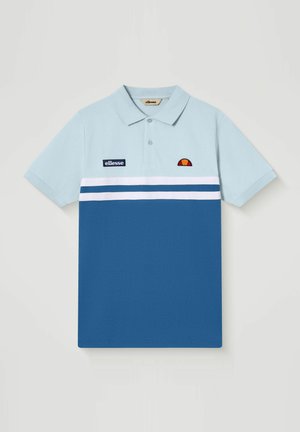 Polo de color azul claro y azul oscuro con rayas blancas en el pecho, mangas cortas, cuello abotonado y dos logotipos en la parte frontal.