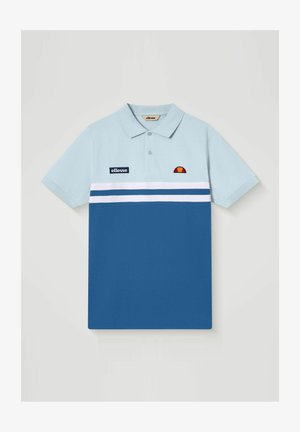 Polo de color azul claro y azul oscuro con rayas blancas en el pecho, mangas cortas, cuello abotonado y dos logotipos en la parte frontal.