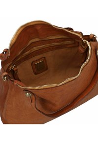 Bolso de mano de cuero marrón con un exterior texturizado, herrajes dorados en el cierre y un interior sin forro que cuenta con múltiples bolsillos para organización.