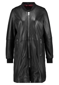 Černá kožená bomber bunda s předním zipem, postranními kapsami na zip, ribovanými manžetami a límcem. Hladká textura a design ke kolenům.