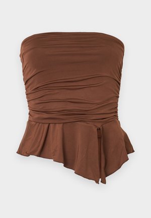 Haut marron sans bretelles avec détails froncés et ourlet asymétrique à basque, créant une silhouette ajustée et une texture douce.