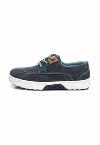 Zapato casual azul marino con parte superior de tela, acento en contraste en color tan y suela de goma blanca. Presenta cordones grises y detalle de costura.