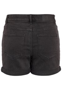 Čierne džínsy šortky s prehnutými okrajmi, dvoma zadnými vreckami a pútkami na opasok, zobrazené zozadu na bielom pozadí.