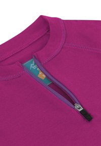 Fuchsia Pullover mit einem Viertelzip, aus weichem Stoff, mit Flachnähte und einem kontrastierenden blauen Etikett im Kragen.