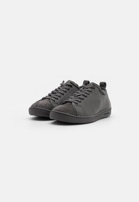 Sneaker grigie in pelle con accenti in camoscio, dotate di punta arrotondata, chiusura lacci e suola in gomma testurizzata.