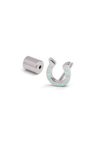 Pendiente en forma de herradura de plata con puntos de color azul claro, acompañado de un respaldo metálico cilíndrico. El diseño presenta superficies lisas y pulidas.