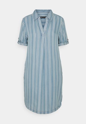 Blauw-wit gestreepte jurk met een kraag, korte opgerolde mouwen en een knoopdetail. Gemaakt van lichte stof en heeft een ontspannen pasvorm.