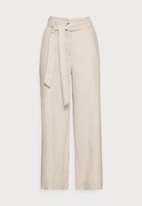 Pantalon en lin beige avec une taille paperbag, doté d'une ceinture nouée, d'une coupe à jambes larges et de poches latérales. Texture lisse avec des coutures visibles.
