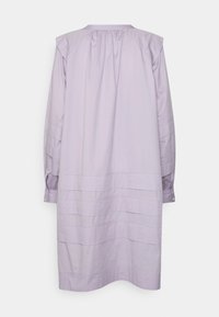 Vestido lilás com mangas longas, textura plissada e punhos com botões. Apresenta um decote redondo e detalhes em painéis horizontais na barra.