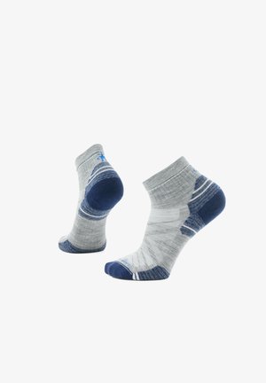 Nilon turvakoteloa sinisillä yksityiskohdilla valmistetut nilkkasukat. Niissä on teksturoitu kuvio ja vahvistettu kantapään sekä varpaan kohta kestävyys.