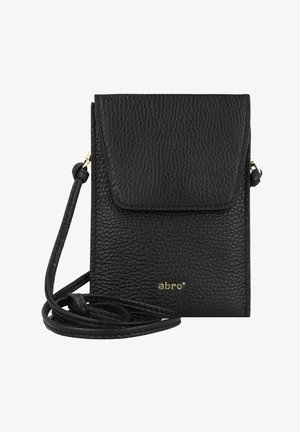 Zwarte leren schoudertas met een gestructureerde afwerking, klepsluiting en gouden logo accent. Inclusief een verstelbare schouderriem voor gemak.