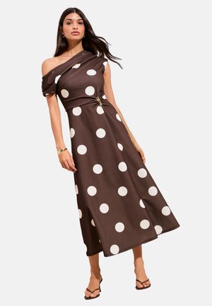 Friends Like These REGULAR FIT - OFF THE SHOULDER HARDWARE DETAIL MIDI DRESS  . - Vapaa-ajan mekko - brown  cream spot
