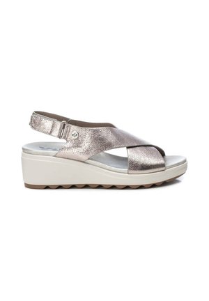 XTI, SANDALIA DE MUJER CON CUÑA  - PLATA - Sandalias con plataforma - silver-coloured