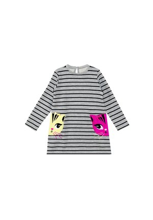 Robe grise à manches longues avec des rayures horizontales noires et deux visages de chat — jaune à gauche, rose avec un nœud à droite — imprimée près de l'ourlet.