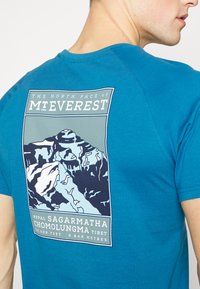 The North Face TEE - T-shirt estampada - banff blue
