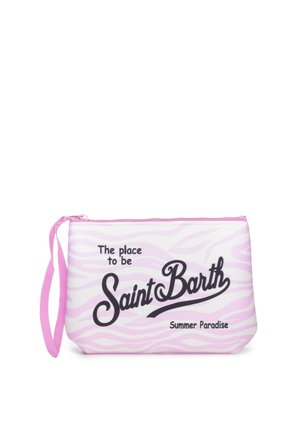 Bustina cosmetica rosa e bianca con stampa zebrata e cinturino da polso, testo nero con la scritta "The place to be Saint Barth Summer Paradise."