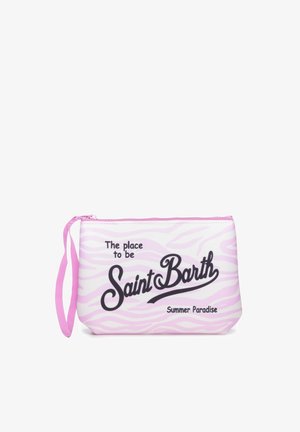 Bustina cosmetica rosa e bianca con stampa zebrata e cinturino da polso, testo nero con la scritta "The place to be Saint Barth Summer Paradise."