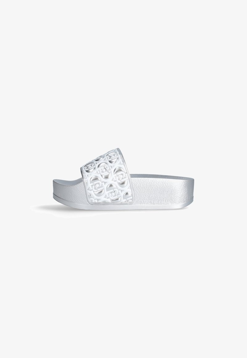 Sandal cu talpă albă, cu o curea texturată care prezintă un model de logo complex. Talpă netedă, cu o ușoară elevare, realizată din material sintetic.