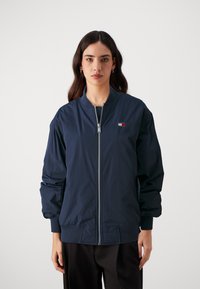 Tommy Jeans ENTRY BADGE - Pilotska jakna - dark night navy