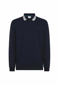 Polo a maniche lunghe di colore blu navy con colletto grigio, caratterizzato da un piccolo logo turchese sul petto e pattina con bottoni. Texture liscia.