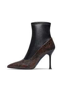 Stivale alla caviglia in stampa pitone marrone con punta affusolata e gambale in pelle nera liscia. Presenta un sottile tacco a stiletto. Texture liscia in tutto il modello.
