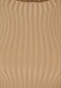 Tissu tricot côtelé beige avec des rayures texturées verticales et un col rond.