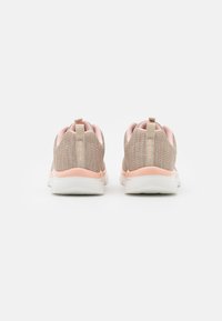 Sneakers in rete beige con dettagli rosa chiaro e linguette, dotati di una robusta suola bianca e un design superiore traspirante.