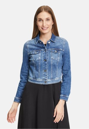 Kort denimjack in lichtblauw, met puntkraag, knoopsluiting, twee borstzakken en gestikte accenten langs de naden.