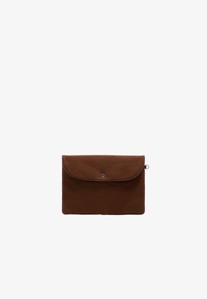Pochette en cuir marron avec un rabat arrondi, fermeture à pression et un petit détail en métal. Texture lisse, forme rectangulaire simple.