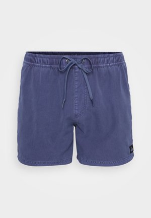 Calções de banho azuis feitos de tecido leve, com um cós elástico e cordão de ajuste, e um pequeno logótipo na parte inferior.