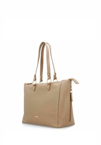 Bolso tote de cuero beige con doble asa superior, detalles en dorado, un bolsillo lateral con cremallera y una superficie texturizada.