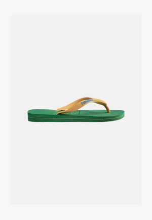 Žalias guminis šlepetės tipo sandalėlis su geltonomis dirželiais ir mėlynu logotipu ant dirželio, atvaizduotas prieš paprastą šviesią foną.