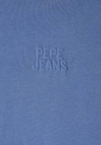 Modra bombažna majica z diskretno vtisnjenim logotipom "PEPE JEANS". Tkanina ima gladko, enotno teksturo z enostavnim dizajnom.