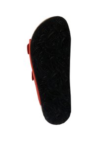 Scarpa rossa con suola in gomma nera texturizzata; presenta una punta arrotondata e due cinturini regolabili sui lati.