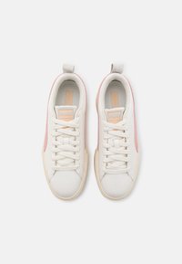 Sneaker bianche con dettagli rosa chiaro, design con lacci, suole in gomma e linguetta imbottita. Etichetta visibile sulla linguetta. Texture liscia.
