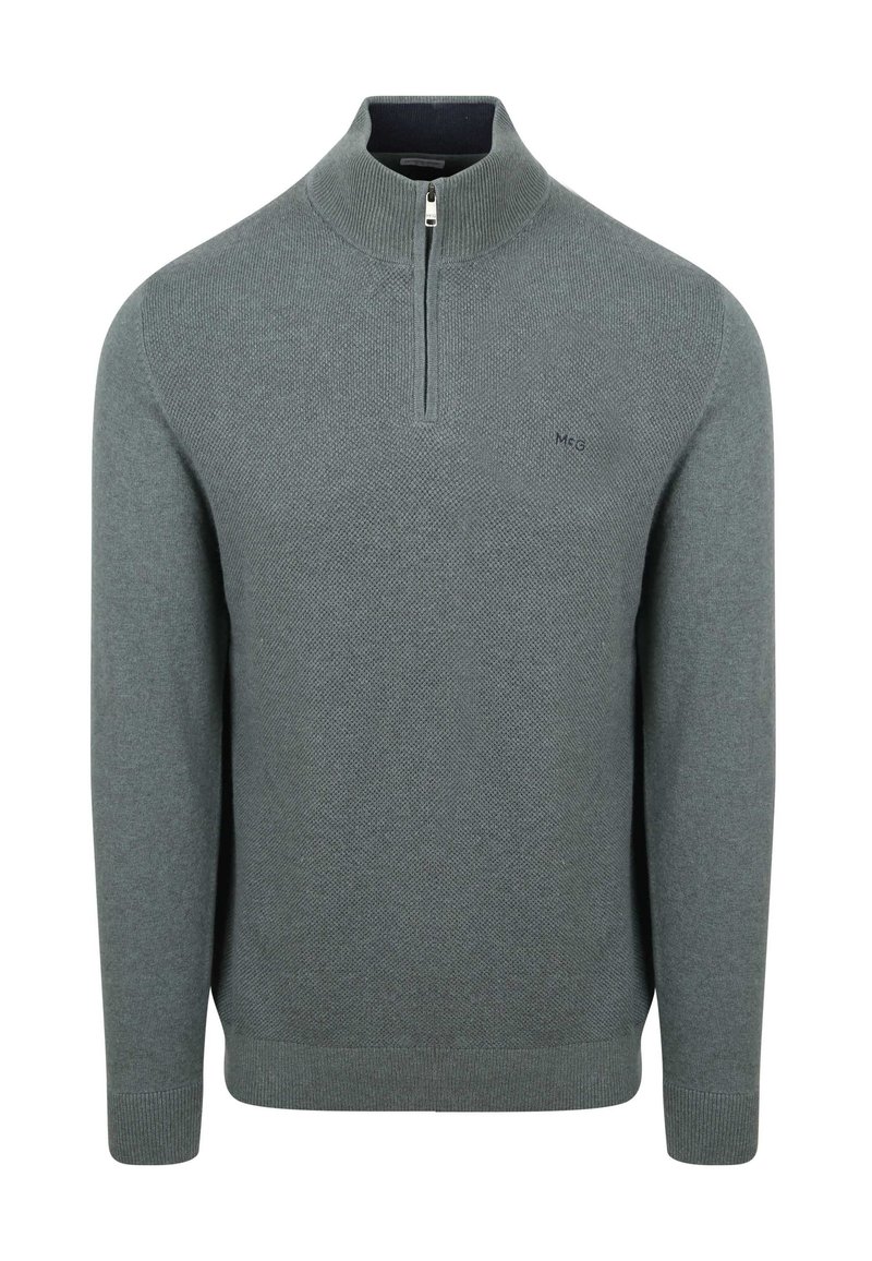 Grauer Strickpullover mit halbem Reißverschlusskragen, strukturiertem Muster, gerippten Bündchen und Saum. Kleines Logodetail auf der Brust.