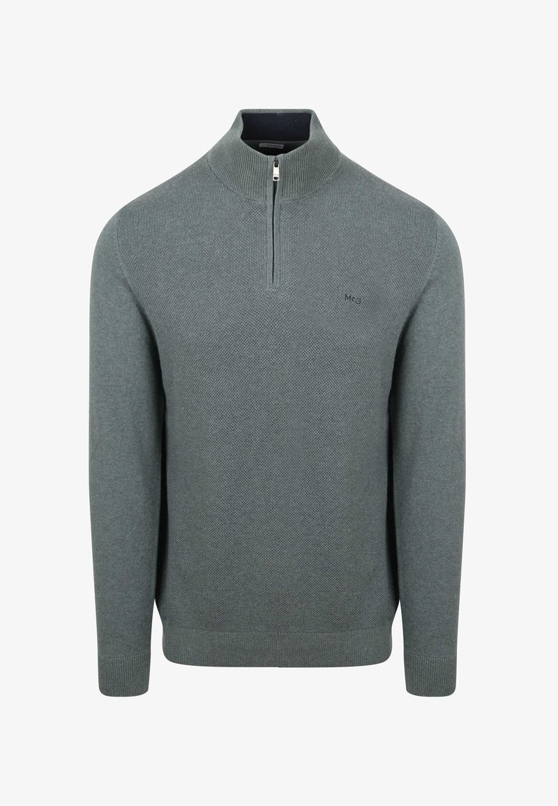 Grauer Strickpullover mit halbem Reißverschlusskragen, strukturiertem Muster, gerippten Bündchen und Saum. Kleines Logodetail auf der Brust.