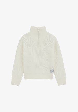 Fehér kötött pulóver V-nyakkal, magas gallérral és cipzárral. Texturált fonott minta jellemzi, bordázott mandzsettákkal és aljjal. Kék címke részlet.